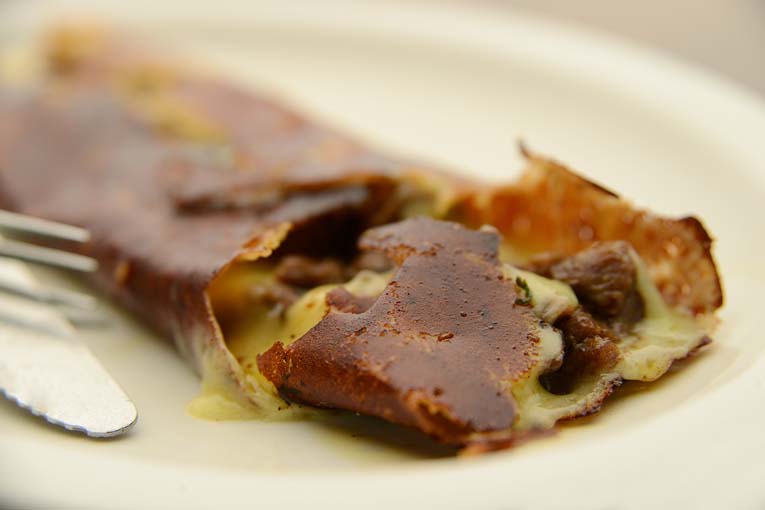 Costra Cabaña — carne envuelta en queso dorado a la plancha