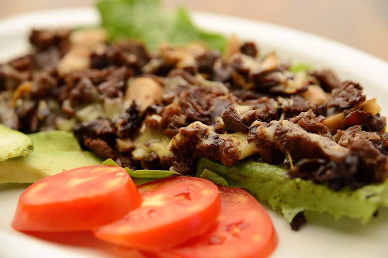 Totopos Yuyis — totopos con chipotle, crema, queso y tocino