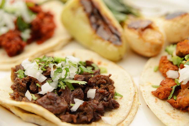 La Lechuga — taco de lechuga con carne, champiñones y queso