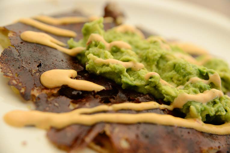 Volteada — taco dorado con queso gratinado y guacamole